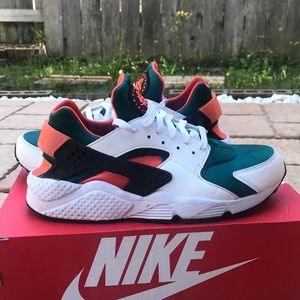 NIKE HUARACHES RUN SE